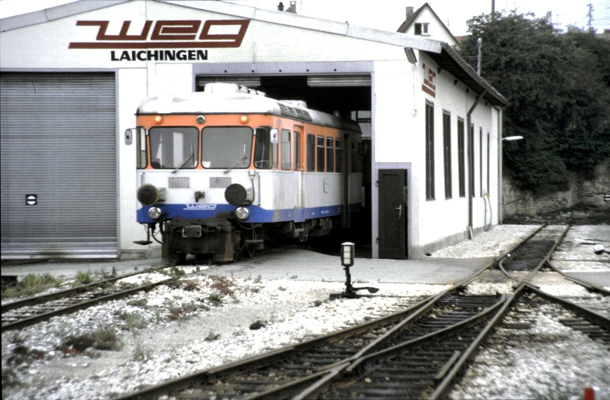 WEG T 30 oder T 31 f�hrt in die neue Halle in Laichingen ein, am 07.10.1984. Die Halle wurde mit hoher F�rderung noch neu erbaut, um kurze Zeit sp�ter mitsamt der Strecke Oppingen - Laichingen stillgelegt und abgebaut zu werden. Heute wird die Halle f�r Busse genutzt.