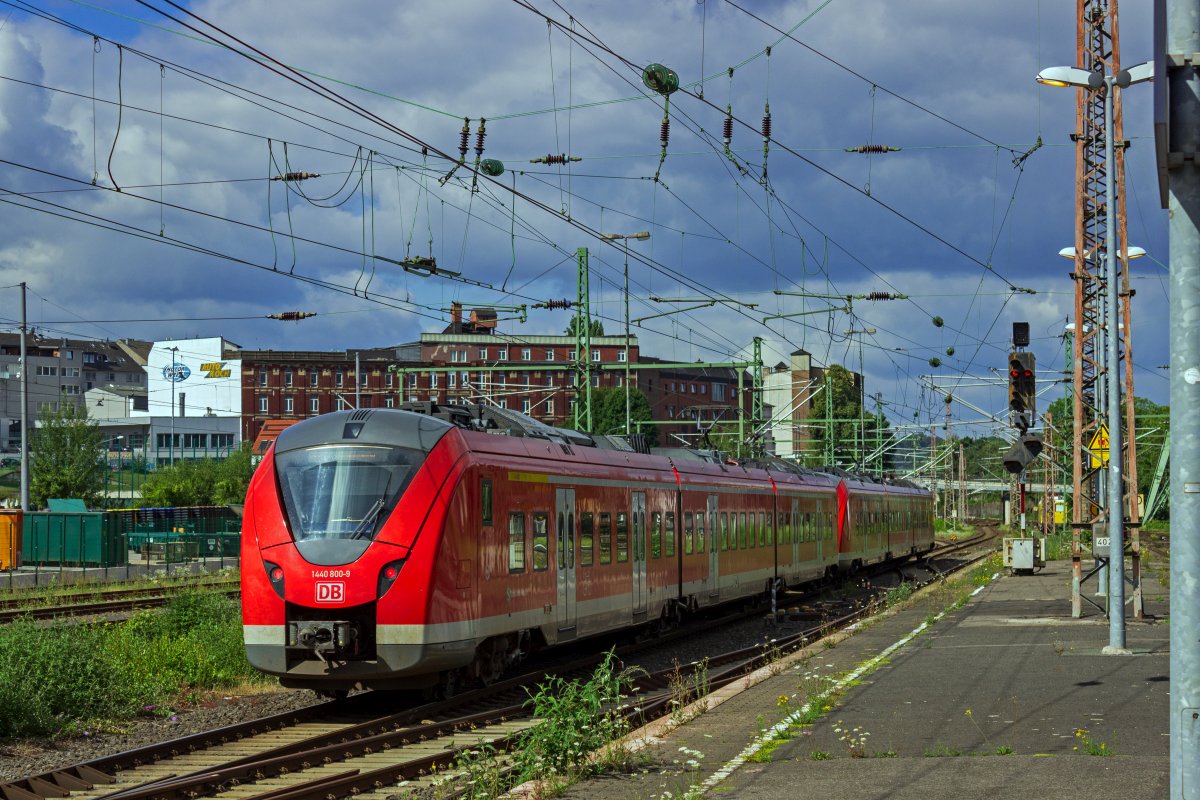 Wegen Bauarbeiten in D�sseldorf-Gerresheim war die Verbindung zwischen Wuppertal und D�sseldorf im Sommer 2022 gesperrt. Daher pendelten 1440 300 und ein weiterer 1440 am 27.07.22 auf der Linie S8 nur zwischen Wuppertal-Oberbarmen und Wuppertal-Vohwinkel
