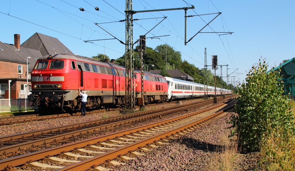 Wegen des Stellwerkausfalls in Itzehoe kam auch der von 218 362-2 und 380-4 gezogene IC 2310 aus Frankfurt mit gut 75min plus nach Schleswig, hier konnte ich ihn beim ausserplanmäßigen Halt fotografieren. Schleswig 15.08.2012