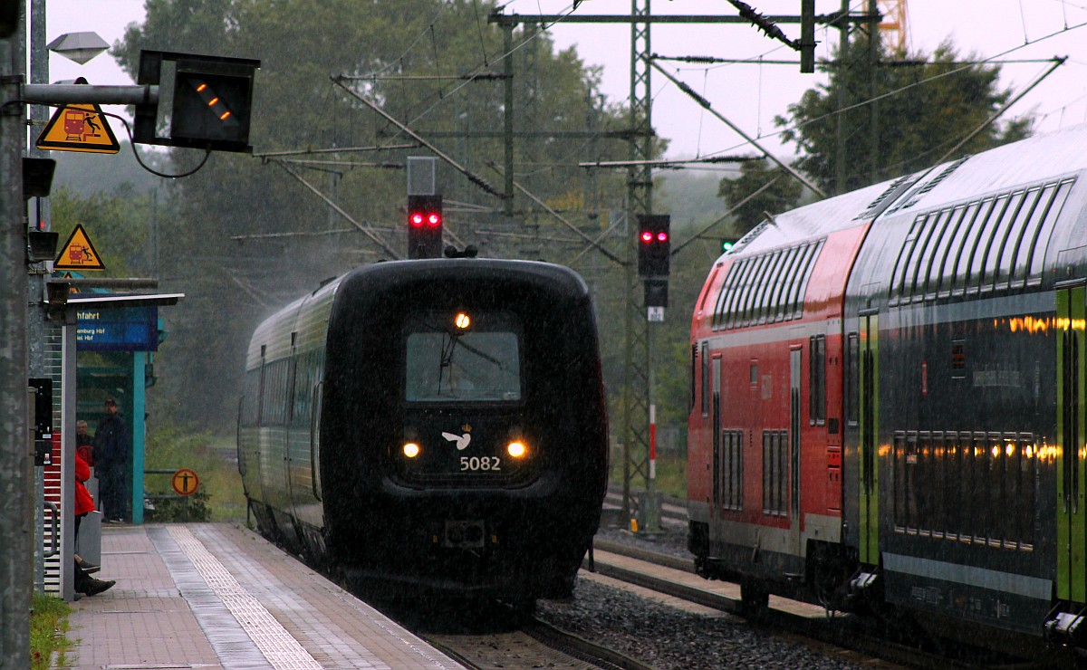 Wegen eines gestrandeten RE 7 durfte der DSB IC3 MFA/FF/MFB 50/54/5282 via Gleis 3 durch Schleswig dieseln. Schleswig im September 2017