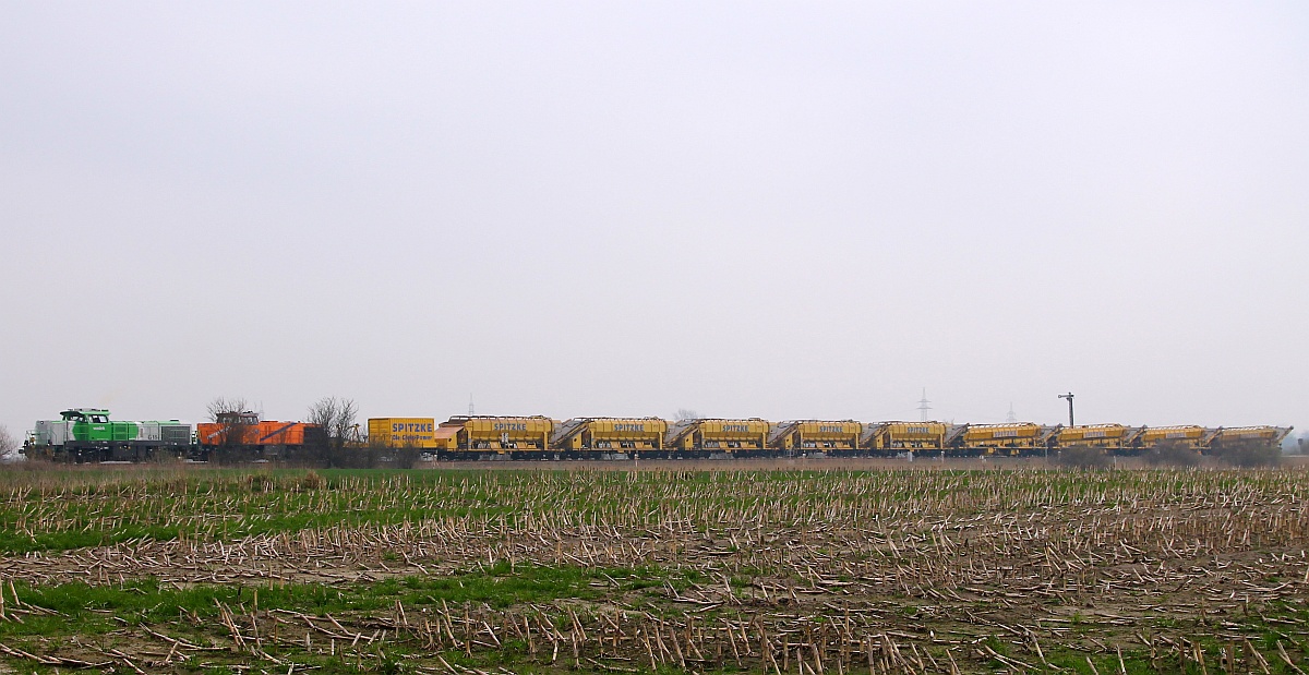 Wegen der Marschbahn Bauarbeiten im Einsatz die G18/4180 001-4 und northrail 1275 019-8 die hier mit einer MFS 40 Einheit zur Baustoffaufnahme nach Lindholm rollen. Risum-Lindholm 02.04.2014