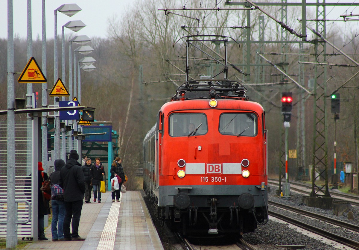 Weil es so schön war gleich nochmal...E 10 350/6115 350-1 mit dem IC 2197 von Flensburg nach Köln hat hier mit 42min plus Einfahrt in Schleswig. 31.01.2016