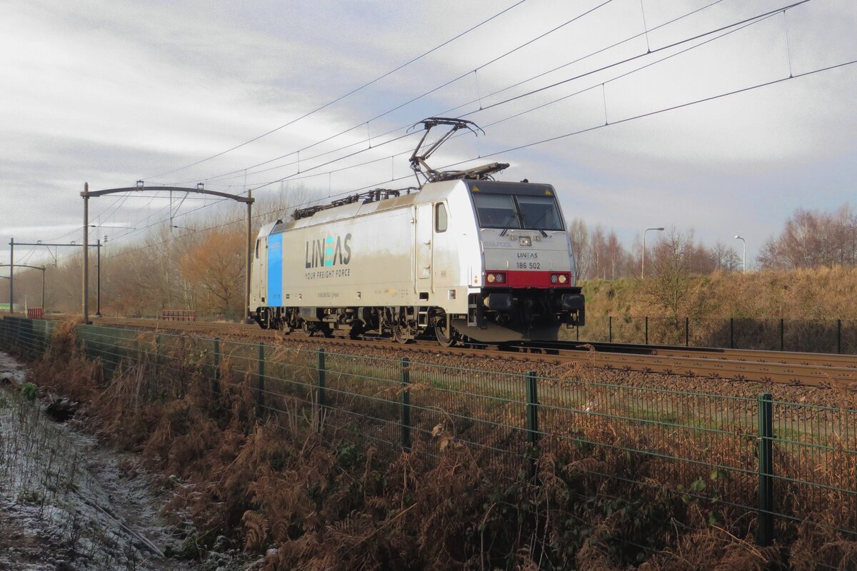 Weil eine Kollegin samt Mischer bei Tilburg-Universiteit liegen geblieben (und doch mit alle Räder auf die Gleise) wird von Kijfhoek aus Lineas 186 502 geschickt und sie passiert hier Tilburg-Reeshof am 22 Dezember 2021.