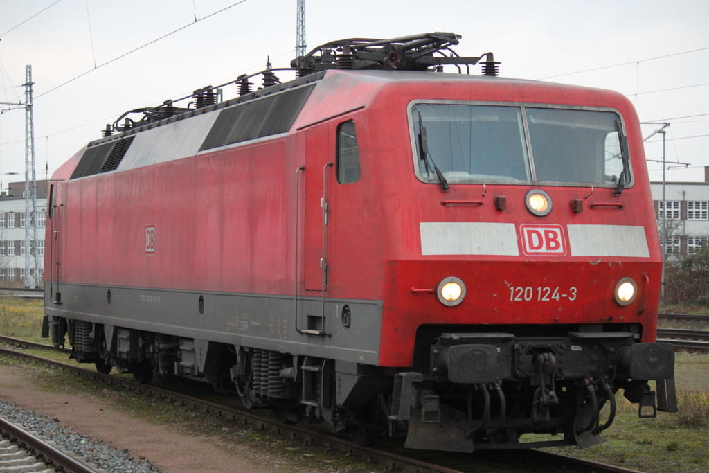 weit kam 120 124-3 nicht im Rostocker Hbf nach paar Metern gab es einen Knall und der Bgel ging ruter.14.12.2014