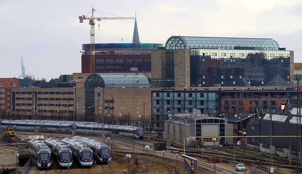 Weitere 10 MG/MH IC4 Testzüge stehen hier im alten Gbf Bereich und in dem inzwischen eingzäunten Gelände des IC3/IC4 Werkes in Aarhus. Im Hintergrund zu sehen der Scandinavian Center(Messegebäude mit Konzeerthalle) und das Musik/Schauspielhaus. 06.02.2011