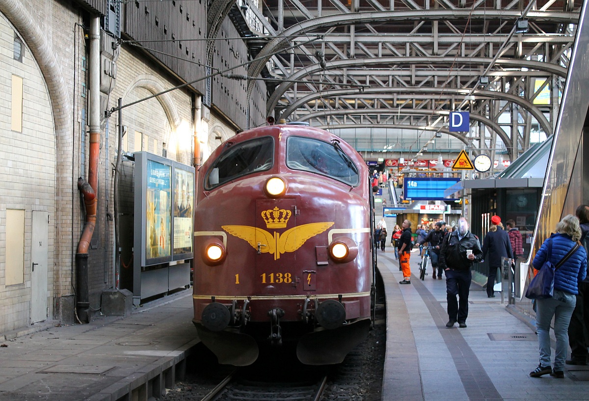 Welch ein Aufreger im Hauptbahnhof Hamburg...da die Metronom nach Uelzen noch nicht abgefahren war musste die MY 1138 mit ihrem 2-Takter brummen und dem Bauzug auf Gleis 14 im Hauptbahnhof warten, nahezu jeder der ein Foto-Handy oder ne Knipse dabei hatte machte ein Foto von der  Rundnase ! Hamburg 02.05.2015