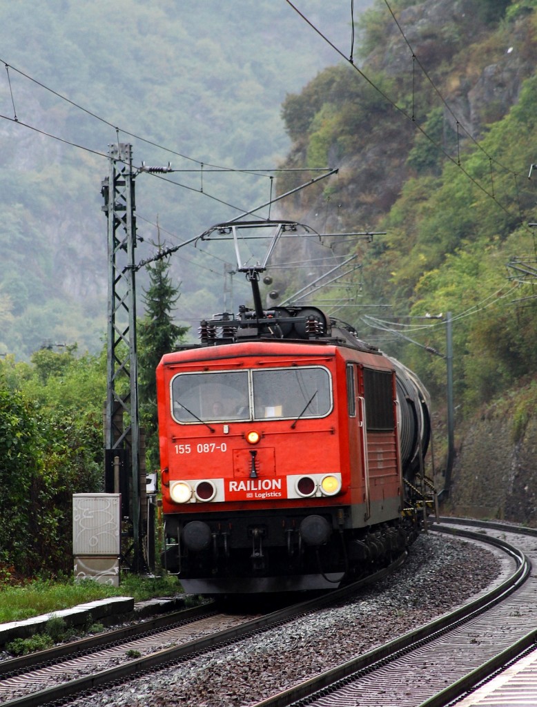 Wenn auch bei bescheidenem Wetter aber sauber kam 155 087-0 mit einem langen Öler durch Lorchhausen gefahren. 14.09.2013