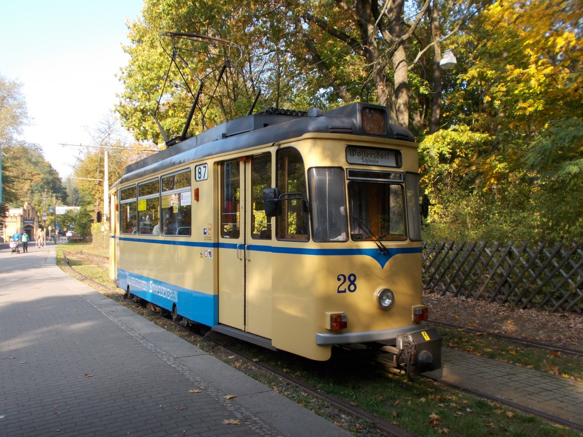 Wenn man mit der Berliner S-Bahn Richtung Erkner fährt kommt man an der Station Rahnsdorf vorbei.Wenige Meter vom Bahnhof entfernt beginnt hier die Woltersdorfer Strassenbahn.Am 05.Oktober 2014 wartete nur der Tw 28 ohne Beiwagen auf Fahrgäste die man an eine Hand abzählen konnte.