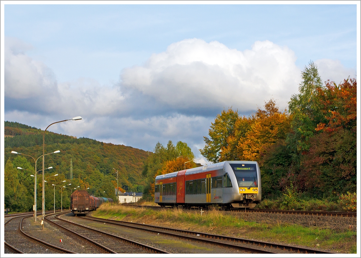Wenn die Sonne mal durchkommt, so  gibt es ein kleinwenig goldenen Oktober...

Der Stadler GTW 2/6 VT 118 der Hellertalbahn als RB 96 Betzdorf-Herdorf-Neunkirchen, hier am 13.10.2013 kurz vor dem Bahnhof Herdorf.

Er f�hrt als RB 96 (Hellertalbahn) die Verbindung Dillenburg-Haiger-Burbach-Neunkirchen-Herdorf-Betzdorf/Sieg (Umlauf HTB90426), �ber die gleichnamentliche Strecke Hellertalbahn (KBS 462).

Im Vordergrund der Rangierbahnhof der KSW Kreisbahn Siegen-Wittgenstein (ehem. Freien Grunder Eisenbahn AG), hier ist Sonntagsruhe, es sind nur einige Wagen f�r Coiltransporte der Gattung Shimmns abgestellt.
