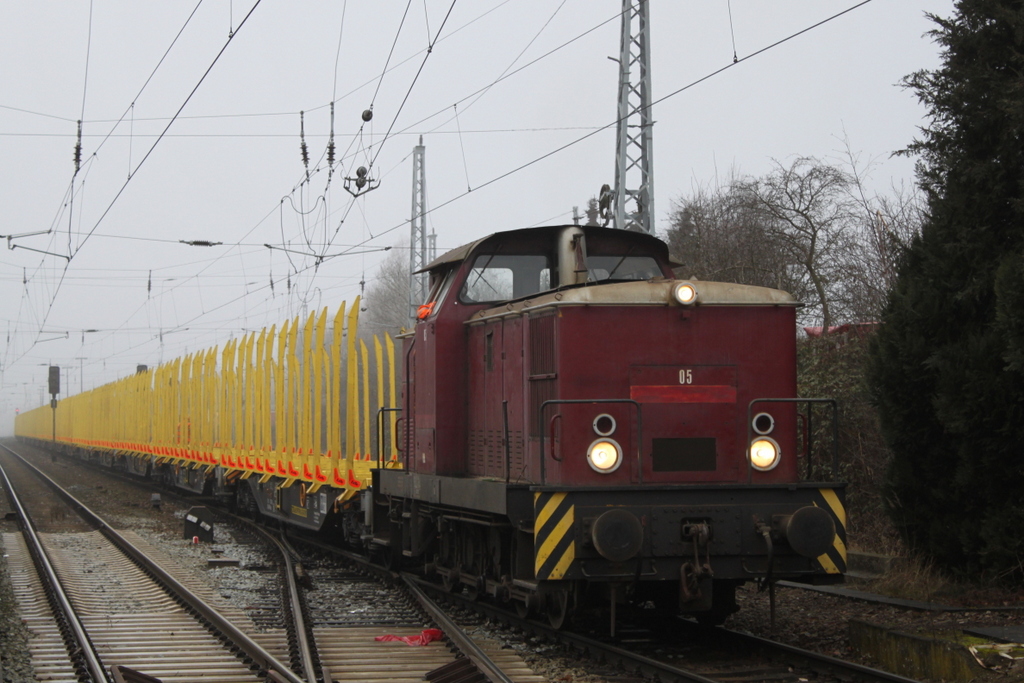 Werklok 4(Noch 05)des Rostocker Fracht und Fischereihafen mit Holzzug beim Rangieren Haltepunkt Rostock-Bramow.17.02.2017