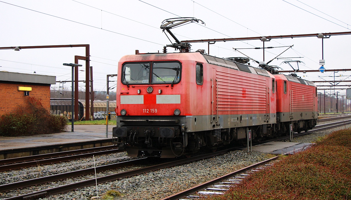 WFL 112 159-9 mit neuer HU REV/BSN/01.02.2023 und DB 112 166-4 warten auf Ausfahrt im Bhf Pattburg/DK. 05.02.2023