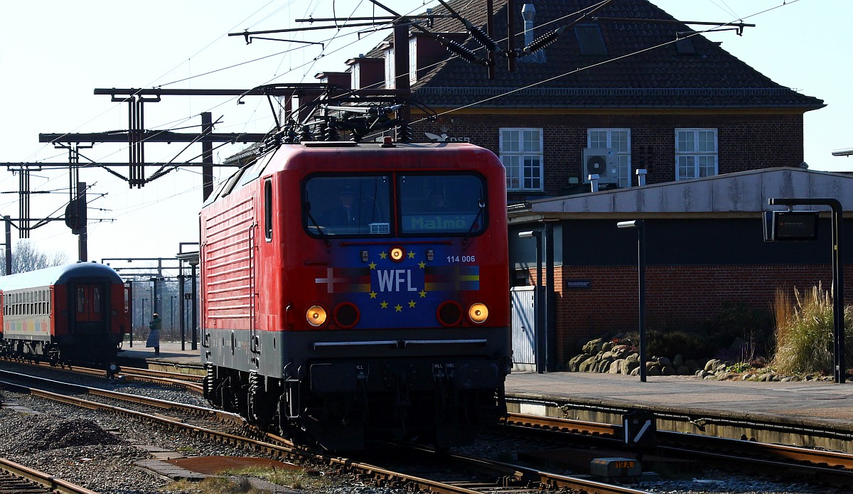 WFL 114 006-0 hat gerade den D 304 nach Pattburg gebracht und ist hier auf Rangierfahrt im Bhf Pattburg. 20.03.2022