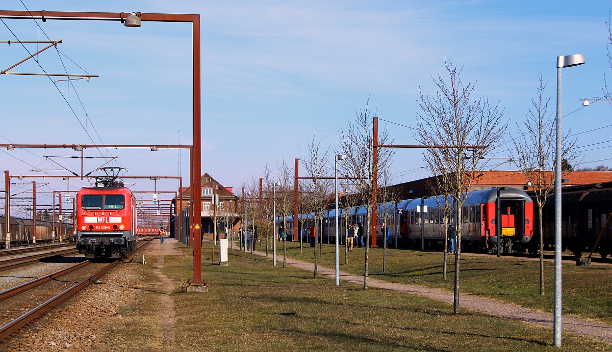 WFL 114 006 hat vor kurzem den Snålltaget D 304 nach Pattburg gebracht und wartet nun auf Ausfahrt Richtung Süden