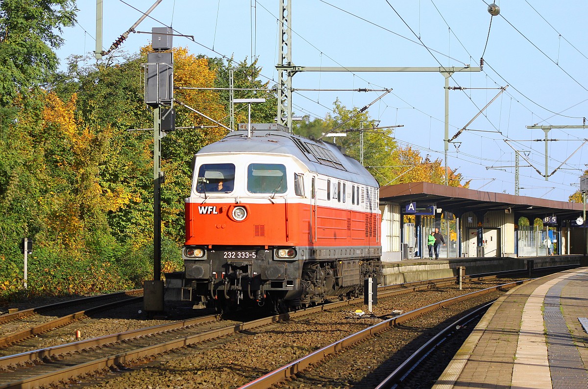 WFL 232 333-5(REV/628/02.09.15) dieselt hier gemütlich durch Neumünster. 23.10.2015