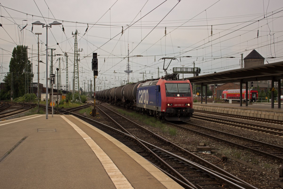 Wie der Tag in Bremen angefangen hatte, so endete er (fast): Mit einer SBB Cargo-Re 482, diesmal der 33. (Die erste Nummer ist 482 000, daher ist 482 032 schon die 33. Lok), die allerdings, wie viele Schwestermaschinen, vermietet ist und im Moment für HSL Logistik fährt, ein Unternehmen, das seine eigen Loks mit Vorbliebe braun oder in Schachbrettmuster lackiert.