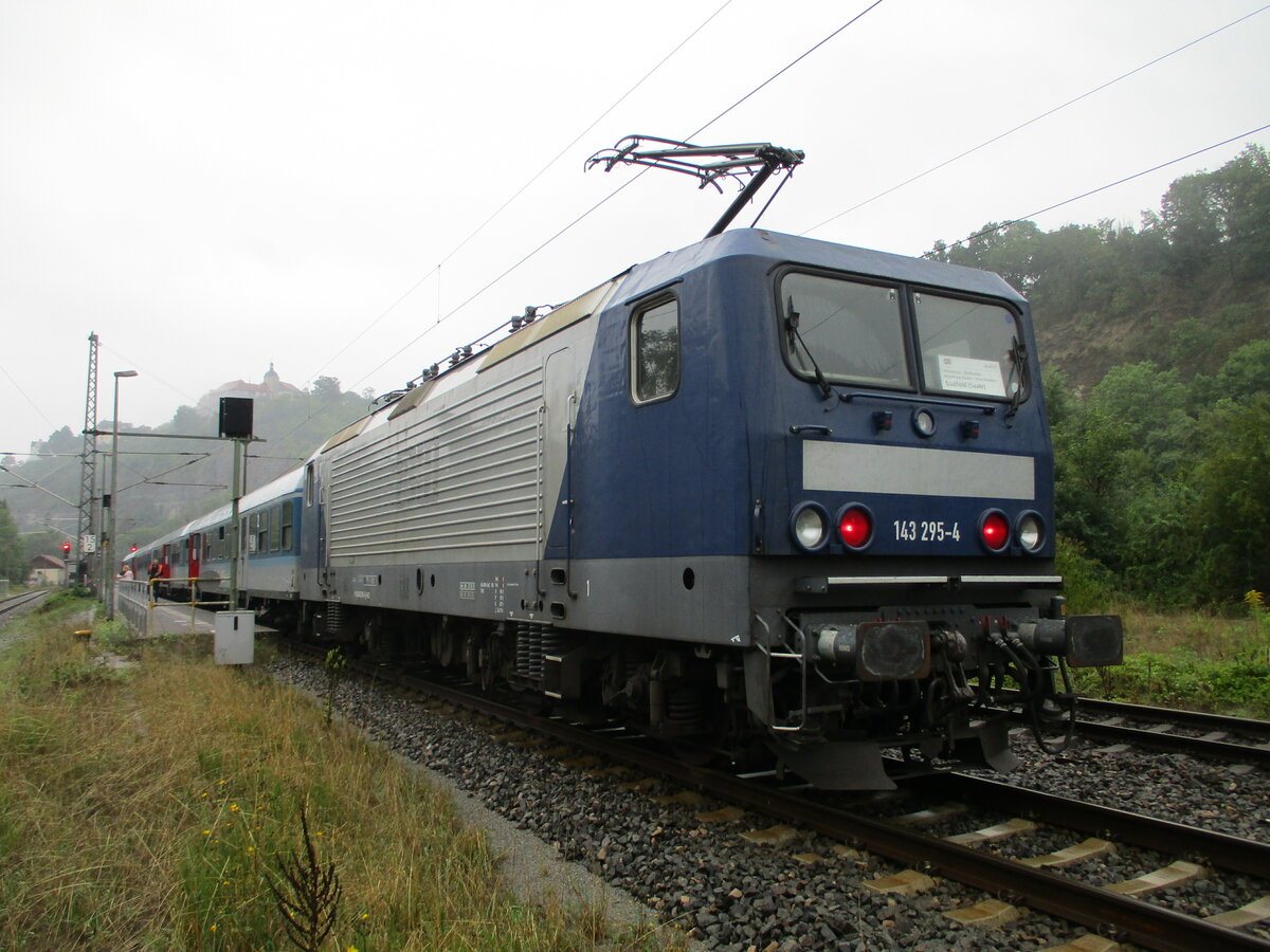 Wieder hieß mein Urlaubsziel:Thüringen.Gleich am Anreisetag,den 27.August 2022,wollte ich eine kurze Pause am Bahnhof Dornburg einlegen,als ich dort die WEE 143 295 mit einem Sonderzug warteten sah.