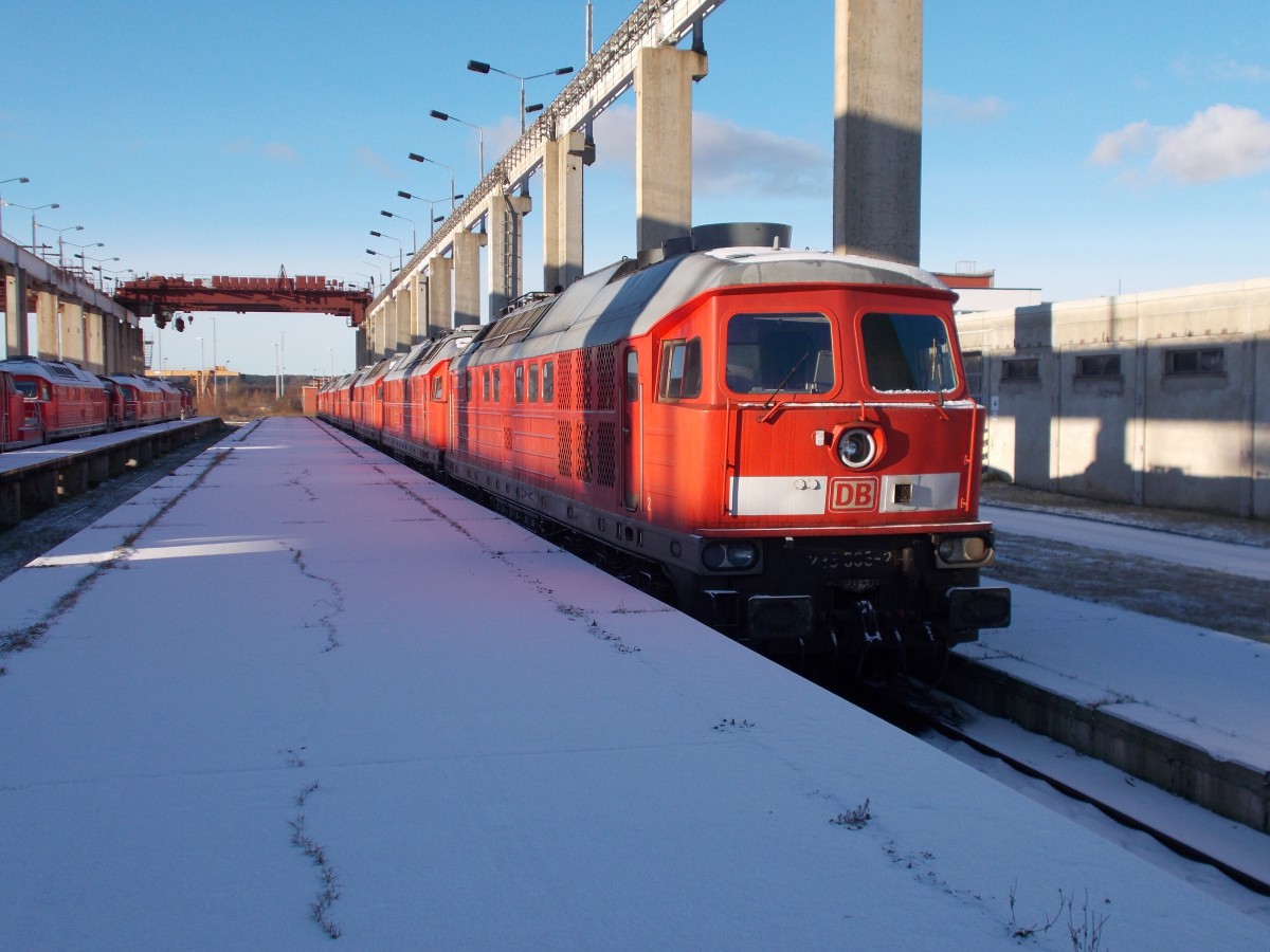 Wieder stellt sich die Frage: Wie lange wird 233 536-2 noch in Mukran stehen ?.Aufgenommen am 29.Dezember 2014.