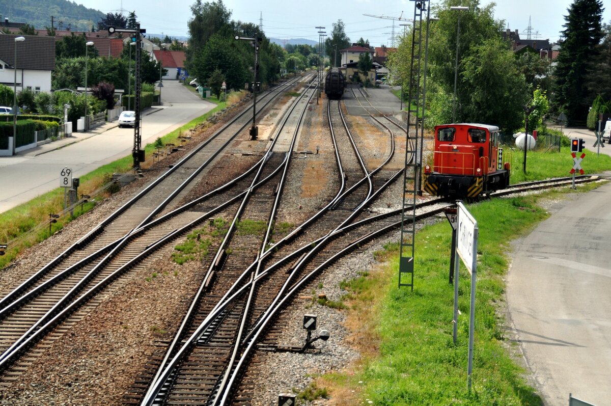 Wieland Werkslok von Gmeinder f�hrt nach getaner �berf�hrung von Wagen zum Werk zur�ck. V�hringer Bahnhof Gleisanlagen am 09.07.2009.