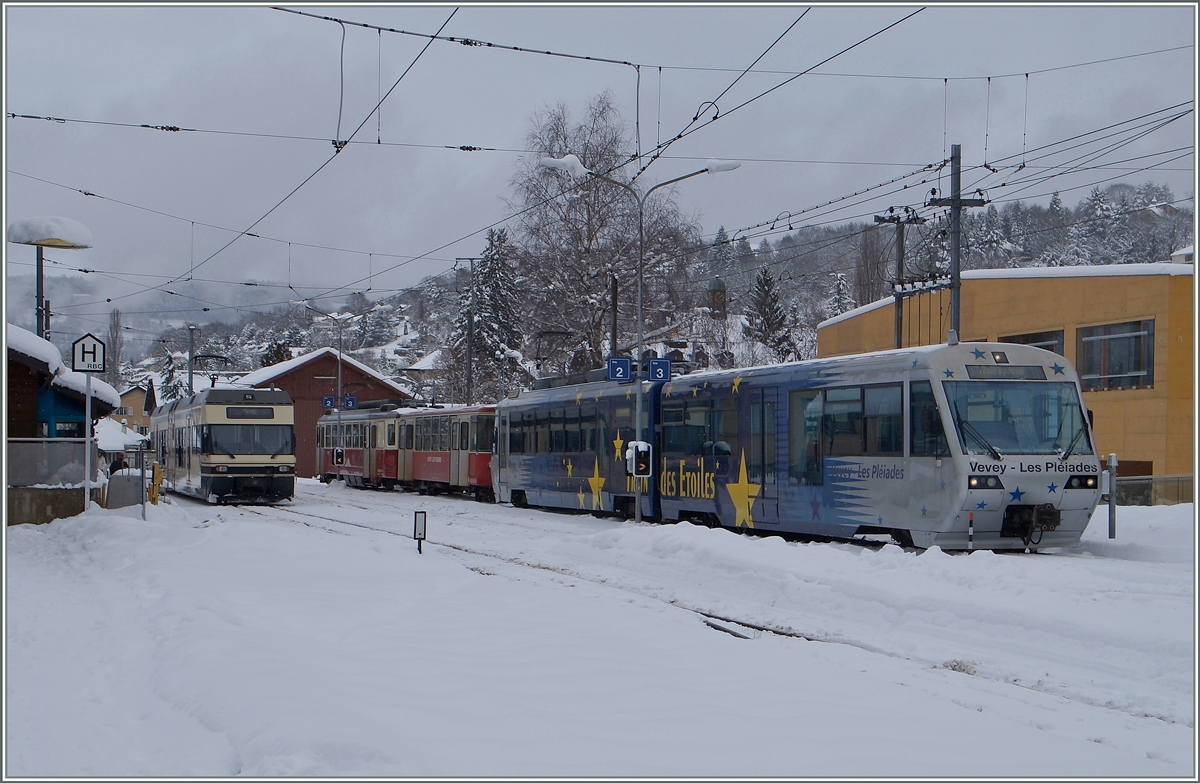 Winter in Blonay: Während ein CEV GTW 2/6 auf die Abfahrt nach Vevey wartet, sind der Train des Etoiles und ein A7 mit Bt für die Fahrt Richtung Les Pléiades vorgesehen.
2. Feb. 2015