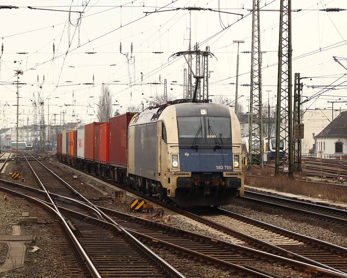 WLB 183 705-3 inzwischen(Ende 2013) umbenannt in 1216 952-2 und nun in Österreich registriert rollt hier mit grüßendem Pfiff durch den Bremer Hauptbahnhof. 03.03.2012(üaVinG)