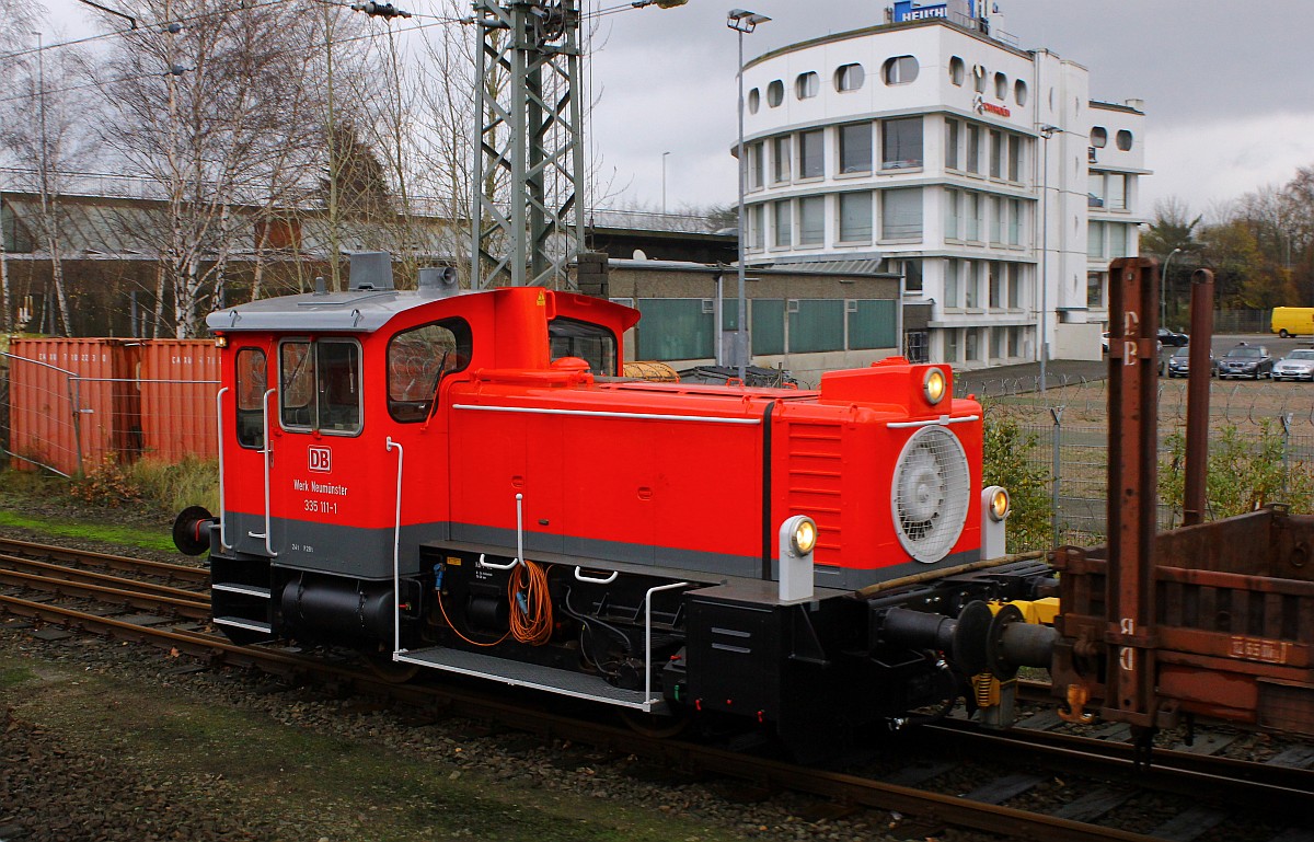 Wunderbar neu aufgearbeitet sieht sie aus die 3335 111-1 vom Werk Neumünster die hier mit ein paar Wagen aus dem Aw herausgedieselt kommt(aufgenommen aus dem vorbeifahrenden Zug). 16.11.2015