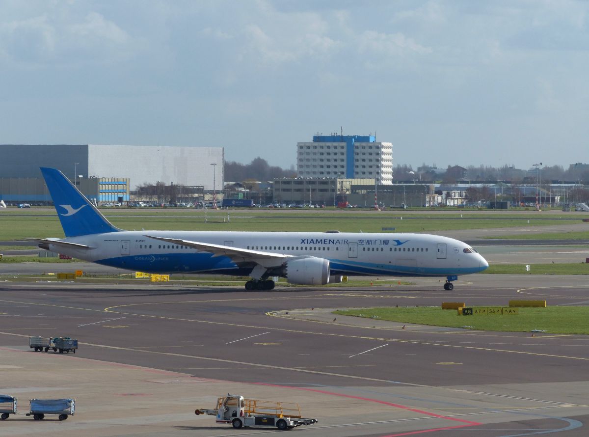 Xiamen Airlines B-1567 Boeing 787-9. Erstflug dieses Flugzeugs war am 04-01-2017. Flughafen Schiphol, Amsterdam, Niederlande 04-03-2020.

Xiamen Airlines B-1567 Boeing 787-9. Eerste vlucht van dit vliegtuig was op 04-01-2017. Luchthaven Schiphol 04-03-2020.