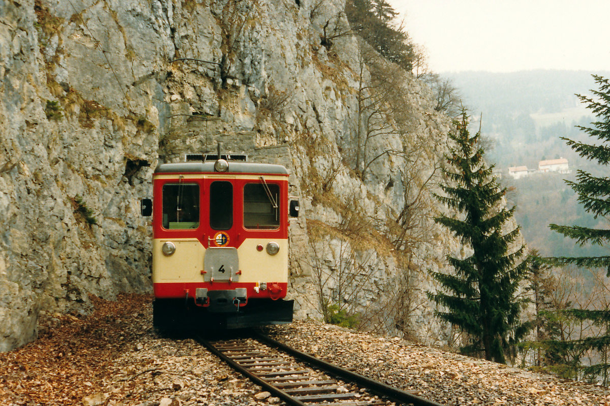 YSC: Der Be 4/4 4 zwischen Ste. Croix und Trois-Villes in den Felsen im Mai 1986. 
Foto: Walter Ruetsch 