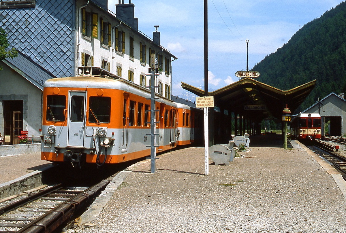 Z 603 der SNCF steht im Juli 1983 abfahrbereit im Bahnhof Vallorcine, im Hintergrund ist der BDeh 4/4 501 der MC zu erkennen