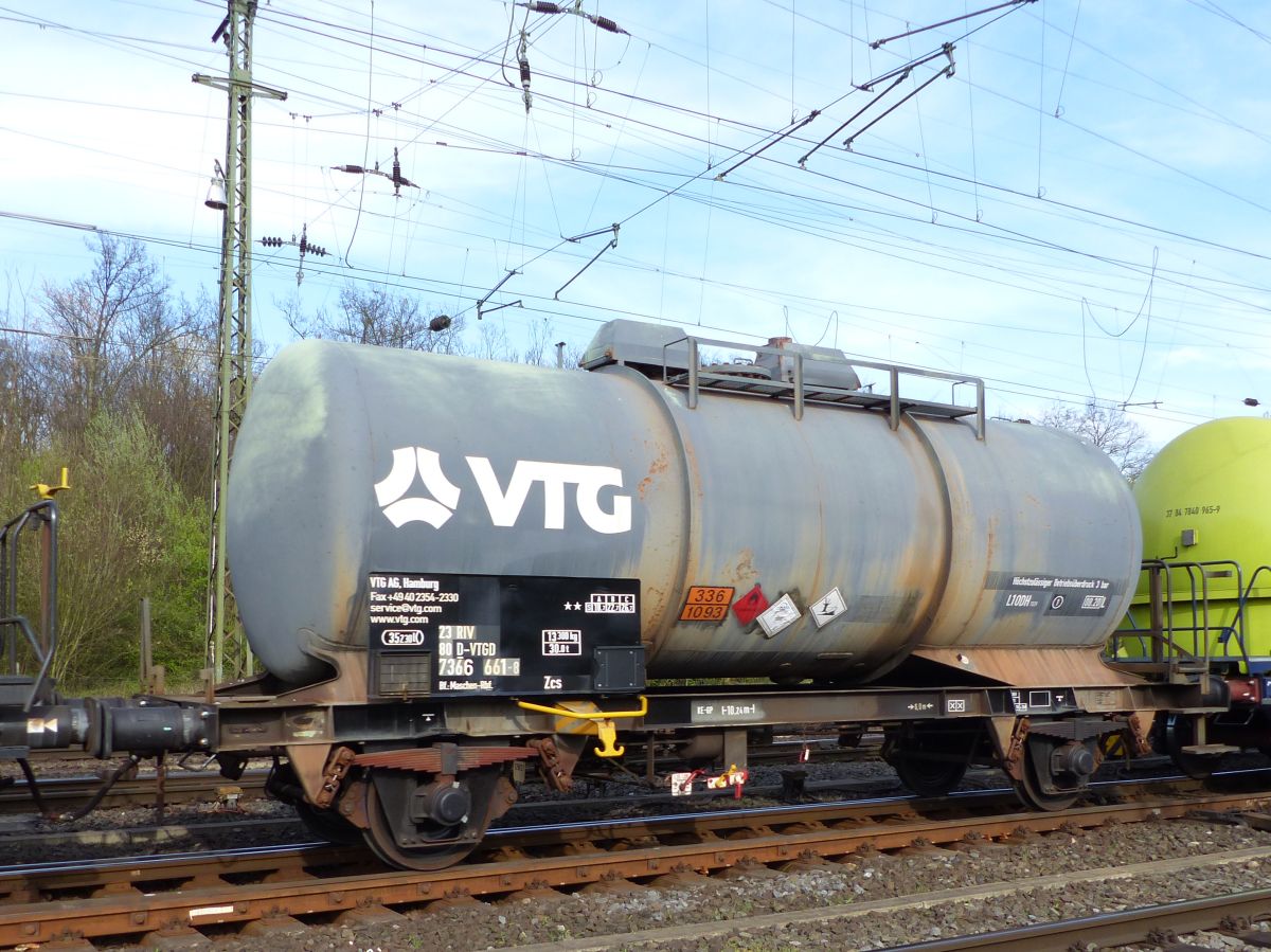 Zcs VTG Kesselwagen mit Nummer 23 RIV 80 D-VTGD 7366 661-8 Rangierbahnhof Kln Gremberg. Porzer Ringstrae, Kln 31-03-2017.

Zcs ketelwagen van VTG met nummer 23 RIV 80 D-VTGD 7366 661-8 rangeerstation Keulen Gremberg. Porzer Ringstrae, Keulen 31-03-2017.