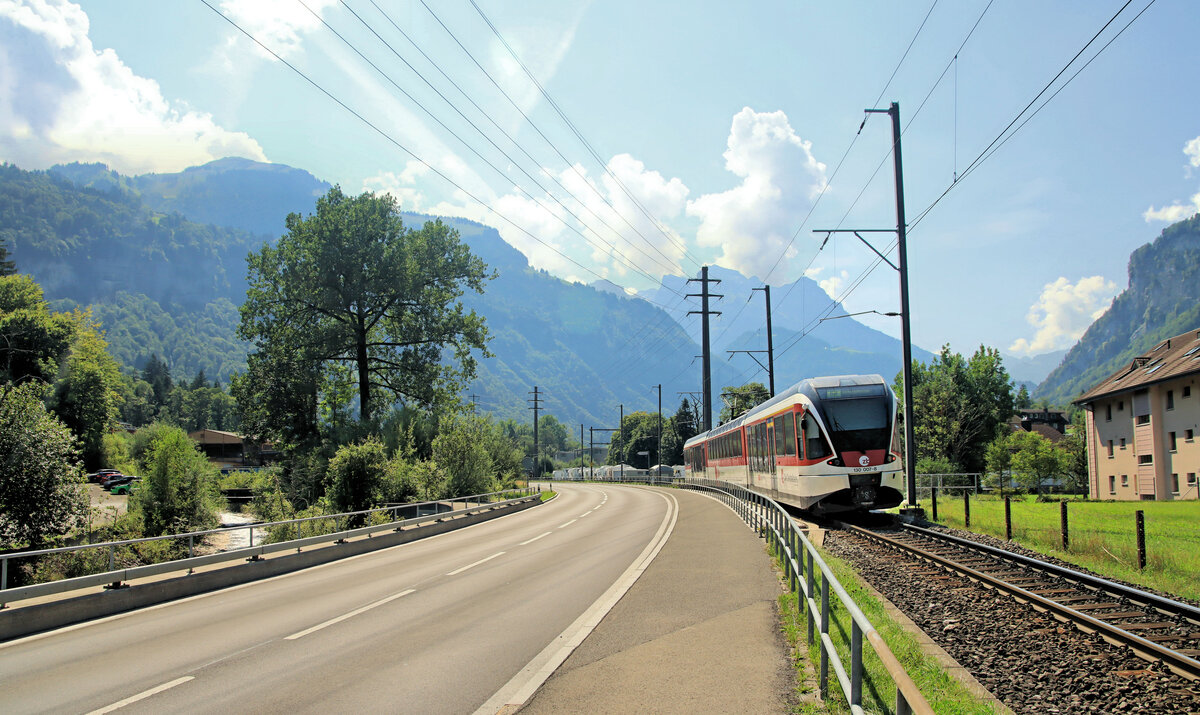 Zentralbahn, Strecke Luzern - Engelberg: Im Lokalverkehr Luzern - Wolfenschiessen werden dreiteilige Triebzüge (Serie 130, 160 oder 161) eingesetzt. Hier fährt 130 007 aus Dallenwil aus, Richtung Wolfenschiessen. 12.August 2024 