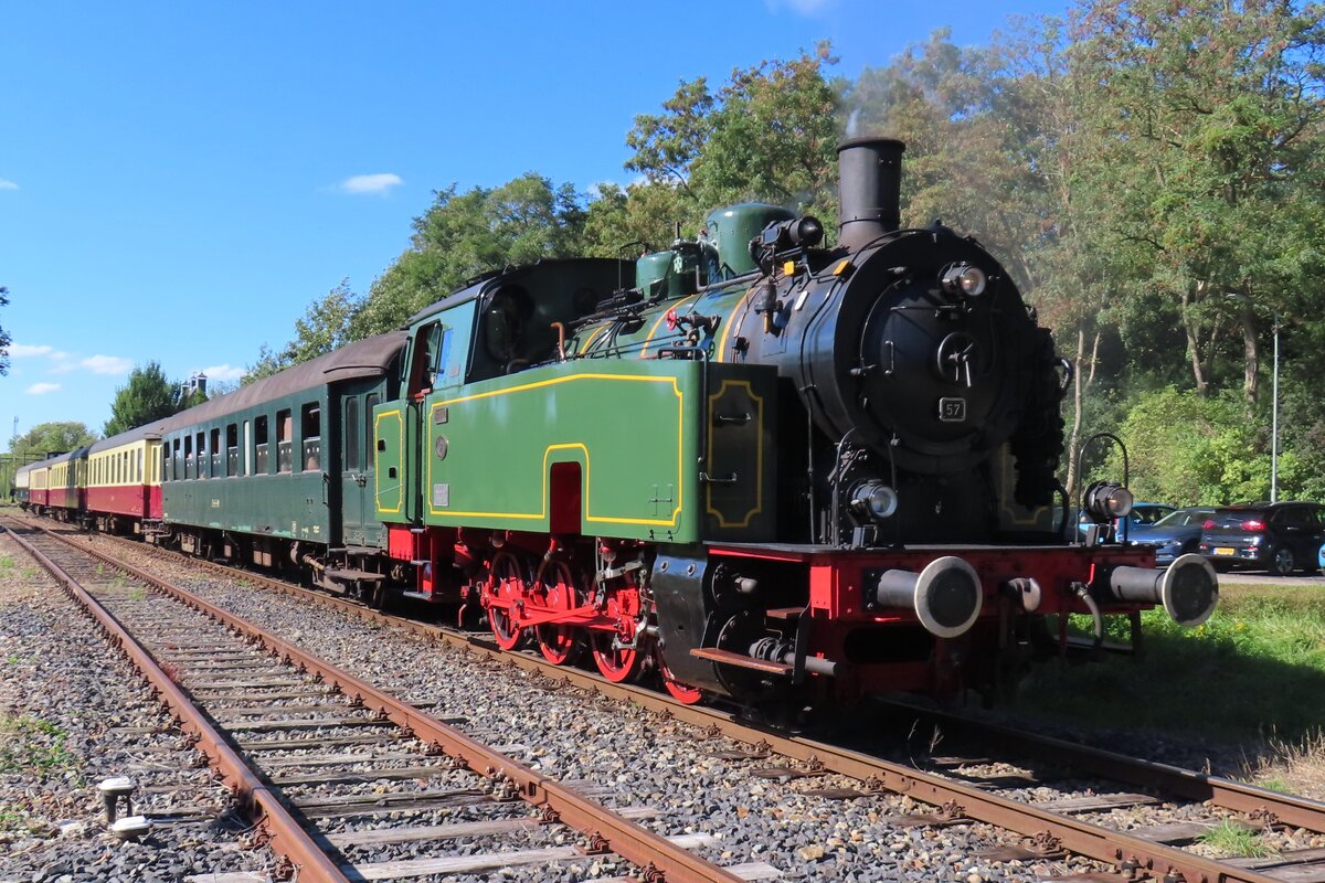 ZLSM 57 'BONNE' verlasst am 24 September 2023 Schin op Geul und wird vom offenbarer Platrz fotografiert.