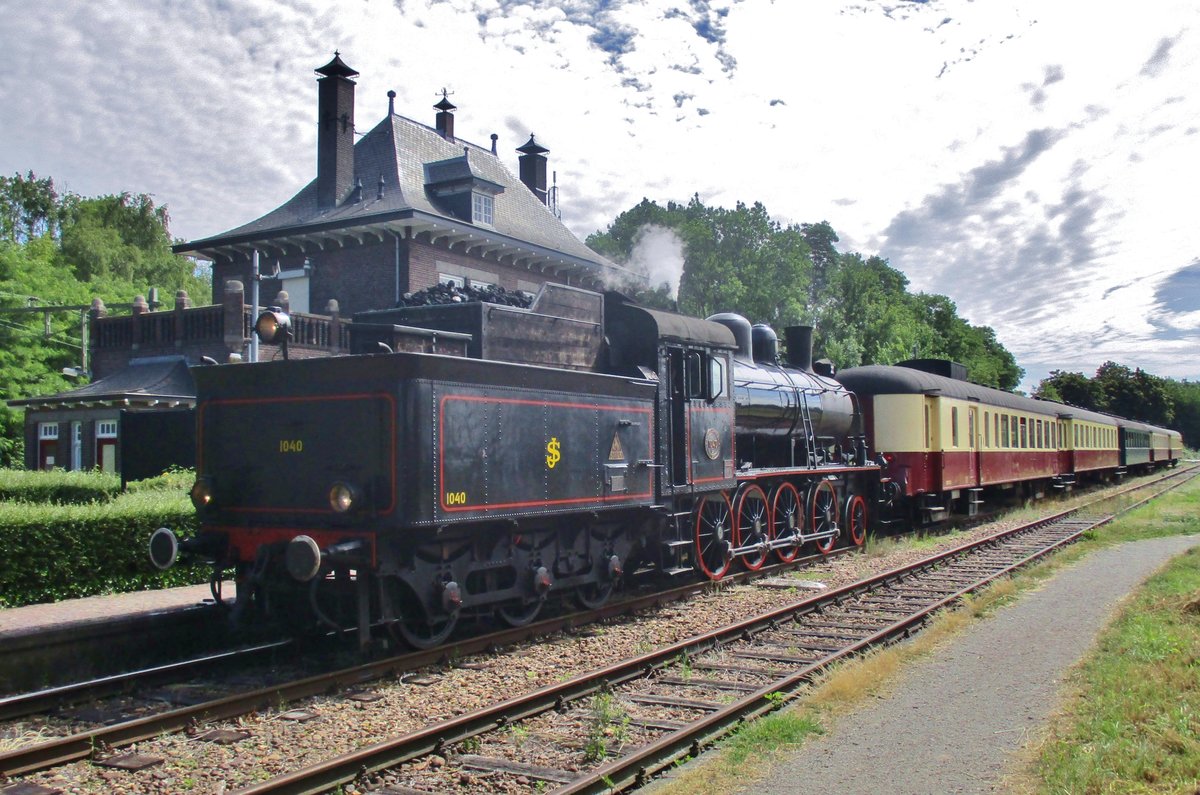 ZLSM, ex SJ 1040 steht mit ein Dampfpendelzug in Schin op Geul am 8 Juli 2017 während die ZLSM Dampftage.