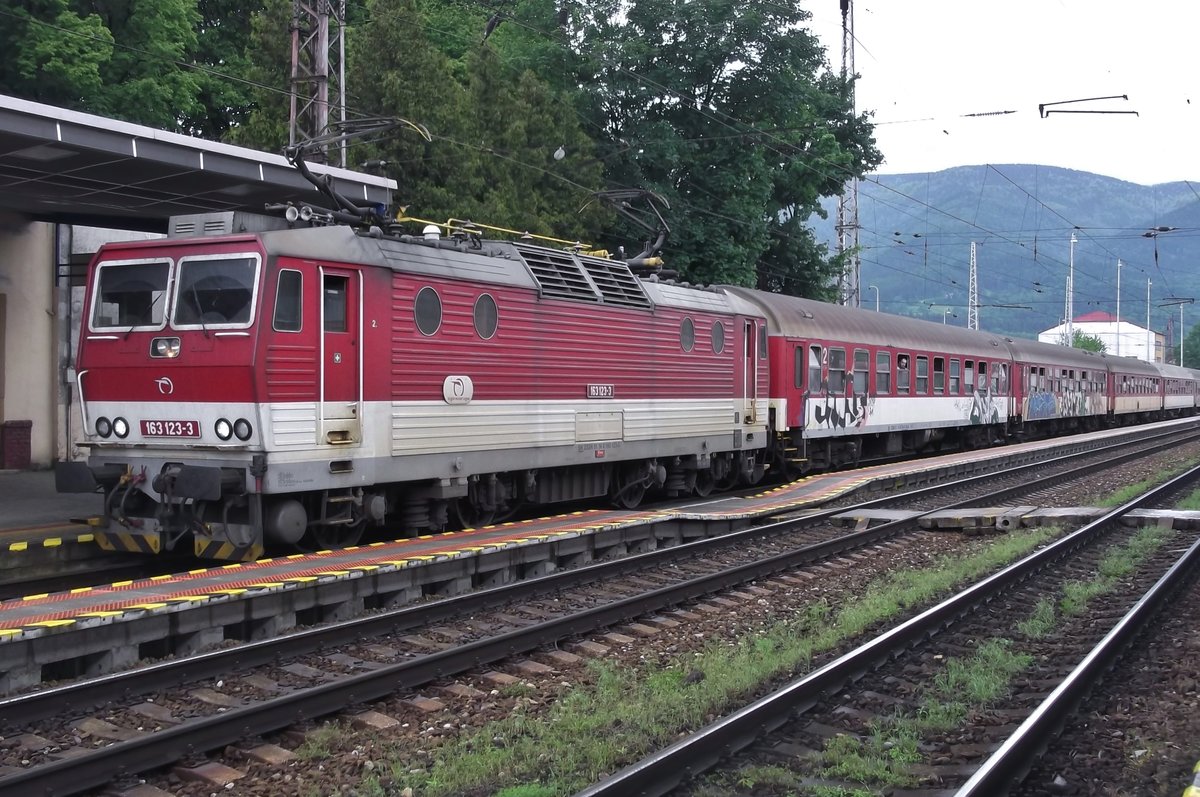 ZSSK 163 123 wartet am 30 Mai 2015 in Vrutky auf die Weiterfahrt nach Rozenborok. 