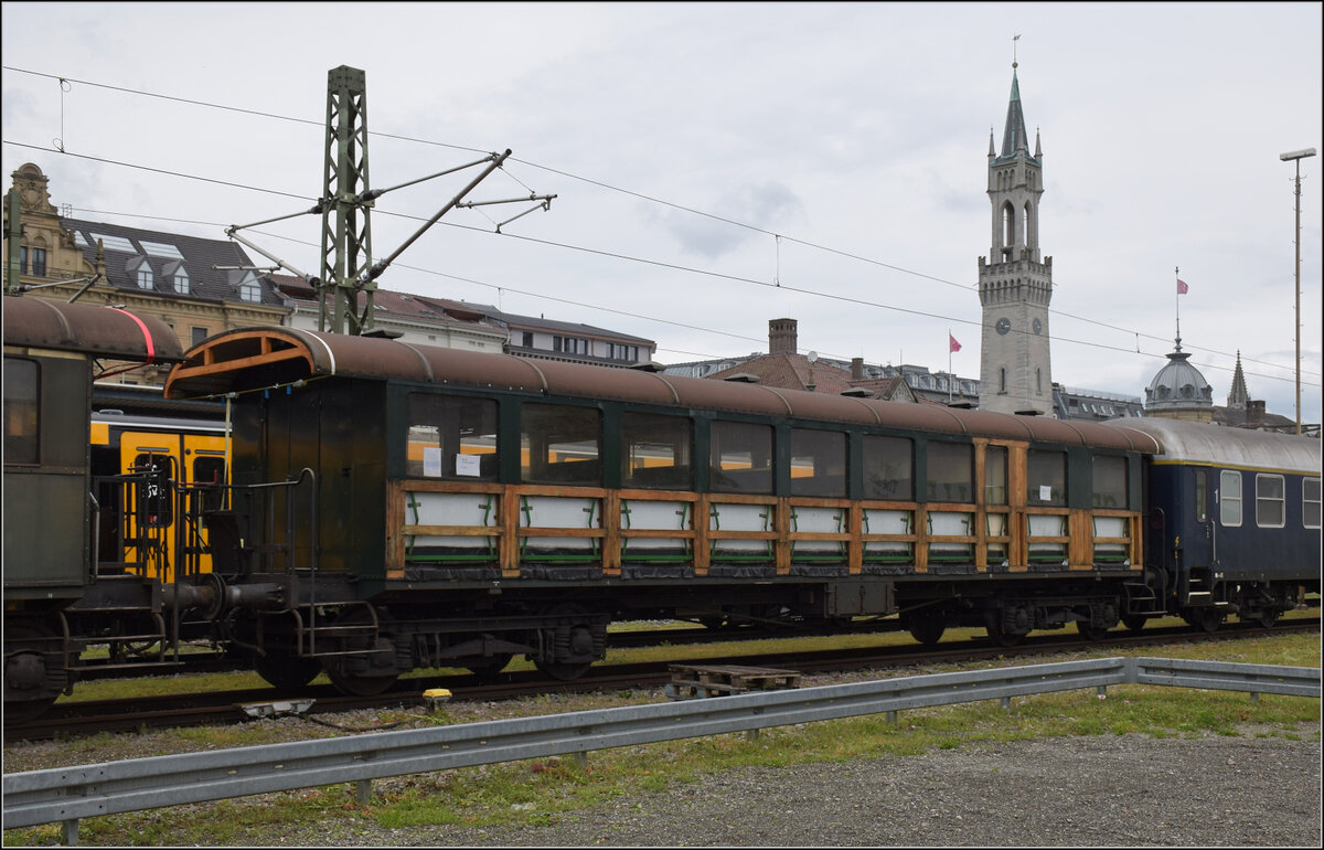 Zu spät zu 150 Jahre Emmentalbahn. Da fliegt ihm fast das Blech weg, denn auf deutschen Gleisen kommt man leider nicht pünktlich zum 150-Jährigen. Vier Tage nach dem Jubiläum sind wir in Konstanz angekommen und noch lange nicht in Konolfingen. Laut Lauffähigkeitsbescheinigung ist die Dampfbahn Bern der Auftraggeber für diese Fuhre. 

Der Wagen wurde 1909 von der SIG an die Emmentalbahn geliefert und kam als BC 16 in Verkehr. Bei einer grösseren Nummernrochade anlässlich der Elektrifizierung der Emmentalbahn bekam der die Nummer BC 8. Im Jahr 1942 wurde der Holzaufbau modernisiert und mit Blechen verkleidet. Die Nummer war neu BC4 34. Im Jahr 1962 wurde der Abschaffung der 3. Klasse mit der neuen Nummer ABi 430 Rechnung getragen. Mit seinem Einsatz ab 1977 bei der Eurovapor auf der Wutachtalbahn entging der Wagen der Verschrottung. Ab 2015 musste der Wagen noch 10 Jahre nach Heilbronn ins Exil, erst jetzt geht es wieder nach Hause. 

Konstanz, Mai 2025.