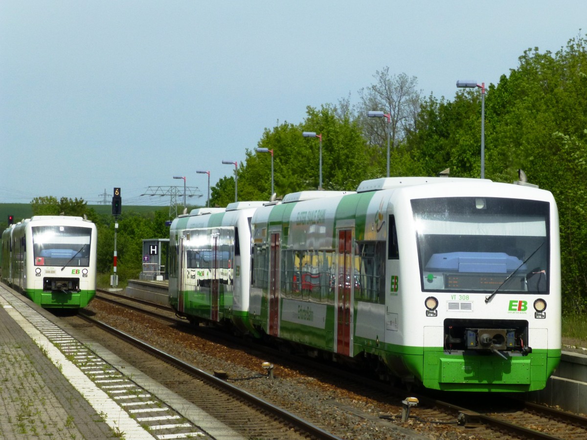 Zugkreuzung in Mellingen/Thür.: da die Strecke Weimar-Jena zwischen Weimar und Großschwabhausen noch eingleisig ist, begegnen sich die Regionalbahnen Weimar-Jena/Gera einmal stündlich im einzigen Bahnhof mit Ausweichmöglichkeit. EB VT 325/308 (hinten) nach Weimar und VT ???/304 (vorne) nach Gera, 11.5.15.