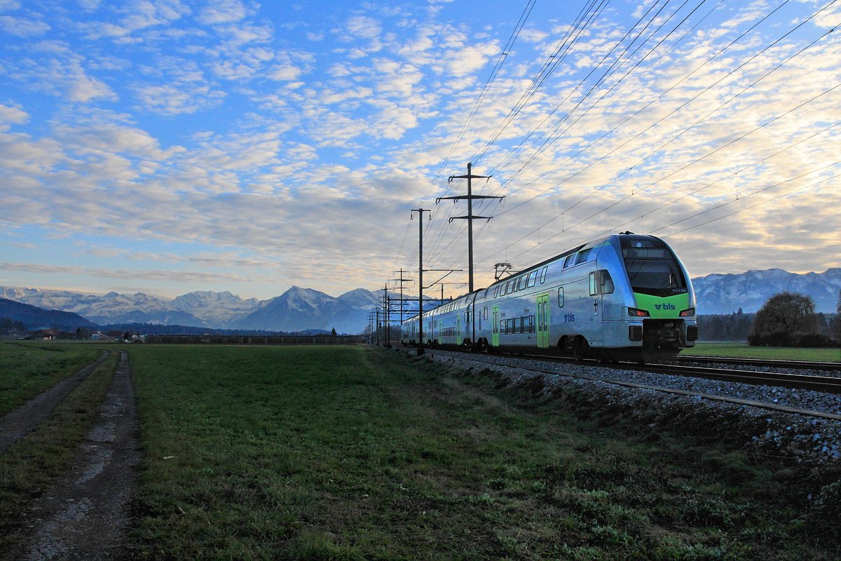 Zugsvielfalt bei Sonnenuntergang an der Bahnstrecke Bern-Thun: MUTZ 006 der BLS erbringt eine Leistung als S1 Thun-Bern-Fribourg mit Halt an allen Stationen. Wichtrach, 23.Nov.2020