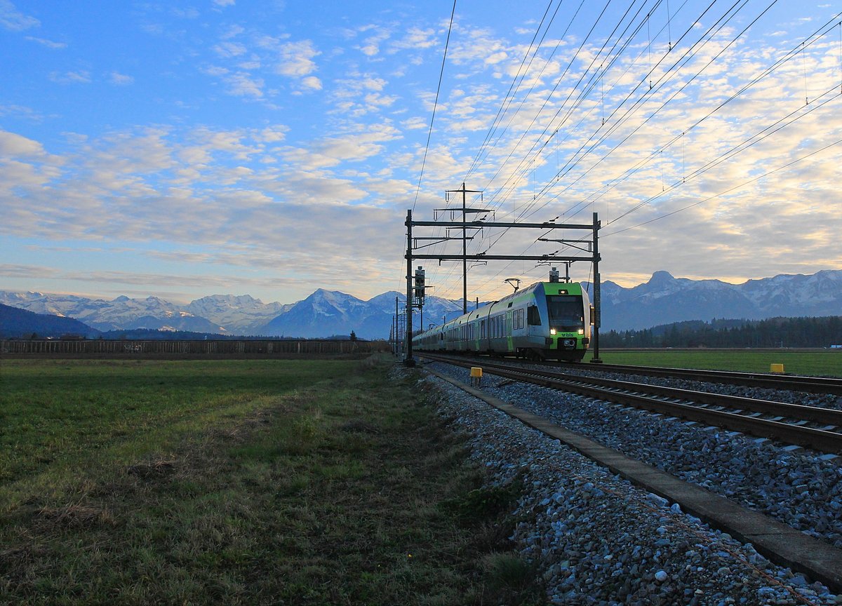 Zugsvielfalt bei Sonnenuntergang an der Bahnstrecke Bern-Thun: 3 Lötschberger Züge der BLS; zwei kommen von Zweisimmen, der dritte von Brig via Kandersteg. Der Zugsverband wird angeführt von  Lötschberger  103. Wichtrach, 23.Nov.2020  