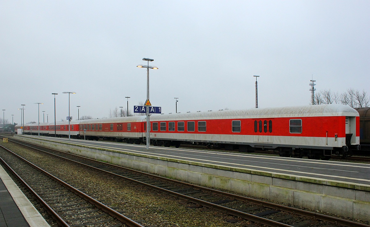 Zukunft ungewiss....fein ordentlich abgestellt stehen die 5 Bomd277 Wagen abgestellt im Bhf Niebüll(v.l.n.r:50 80 84-29 001-6,003-2,005-7,004-0 und 002-4). Niebüll 19.12.2015