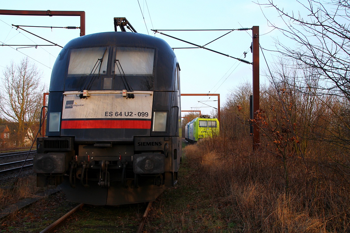 Zum anfassen nah...vom sicheren Prellbock aus aufgenommen stehen TXL/MRCE 182 599-1 und die beiden CFL Cargo Loks 185 534 und 519 im Gbf Padborg. 14.02.2014