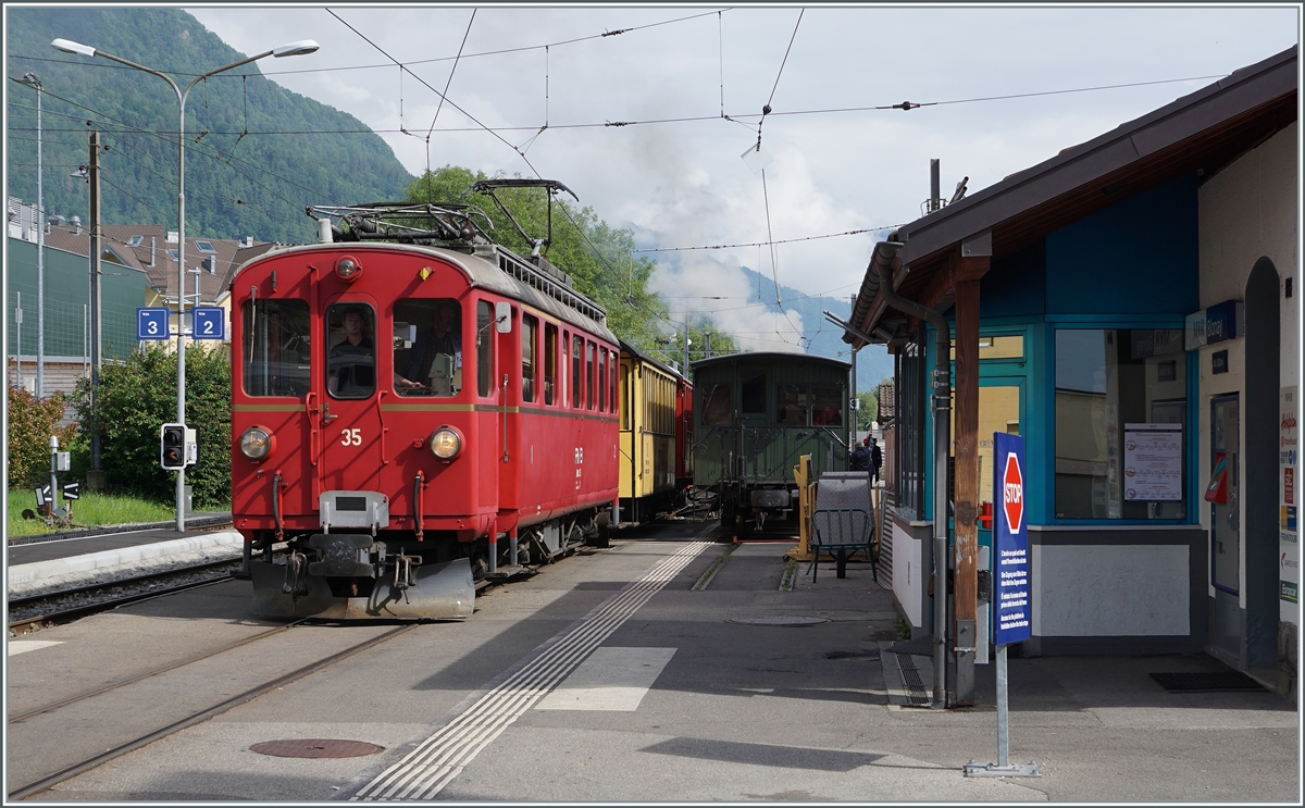 Zum  Ausrutscher  auf dem Dach der Ge 2/2 161: Auch der RhB ABe 4/4 I 35 bei der Blonay-Chamby Bahn hat neben dem Scherenstromabnehmer einen Einholmstromabnehmer, welcher in der Regel auf Strecken ausserhalb der Blonay-Chamby Bahn benutzt wird, wie z. B bei den direkten Riviera Belle Epoque Zügen Chaulin - Vevey, wo dann im Blonay das Anlegen der Stromabnehmer gewechselt wird. Wahrscheinlich sind die Einholmstromabnehmer betriebssicherer, was auch den Aufwand zum Stromabnehmerwechsel des Ge2/2 161 erklären dürfte. 

In Blonay steht der RhB ABe 4/4 35 mit dem Riviera Belle Epoque Express nach Vevey zur Abfahrt bereit.

5. Juni 2017