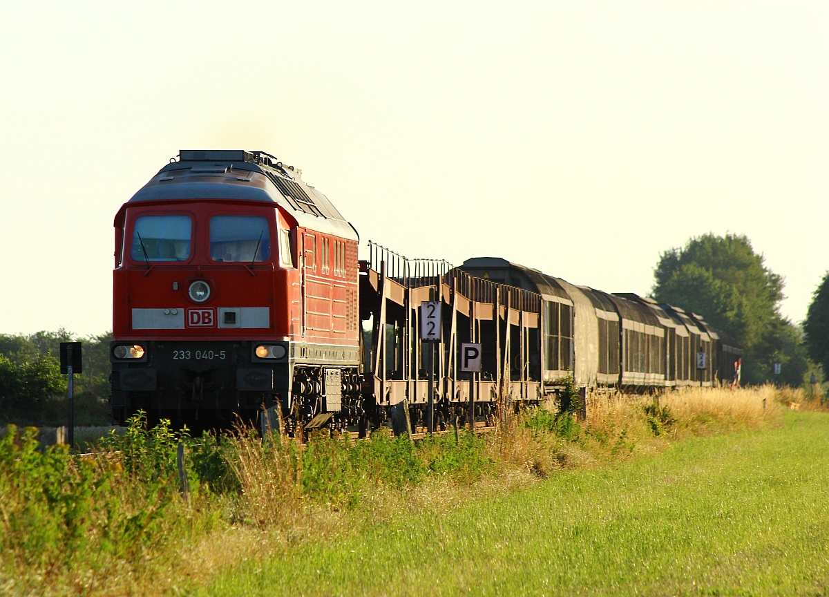 Zum ersten Mal unterwegs eine der Reserveloks, DB 233 040-5(REV/BCS X/13.09.10) mit dem EZ 47421(Esbjerg-Maschen)aufgenommen von einem Feld aus zwischen den Bü's Jyderupweg und Kamper Weg in Jübek. 21.07.2015