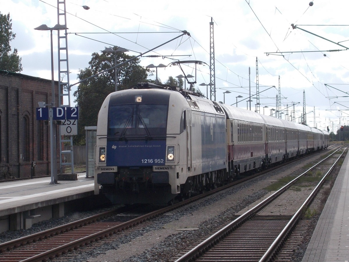 Zum Glück hatte Tante Sonne am 20.September 2015 erbarmen als der Taurus 1216 952,von der WienerLokalbahn,durch Bergen/Rügen kam.