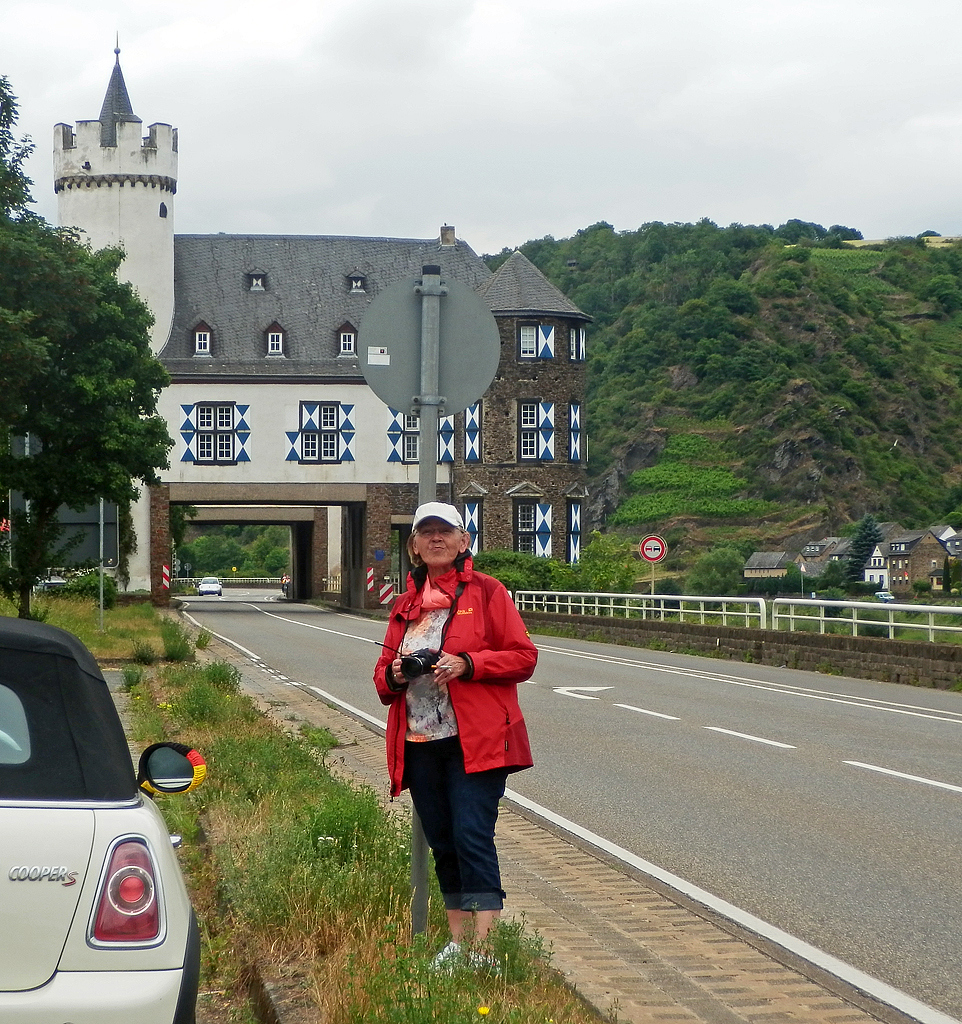 
Zum Pennen ans Schild gelehnt.....
Am 20.06.2014 in Kobern-Gondorf (Aufnahme von Margaretha).