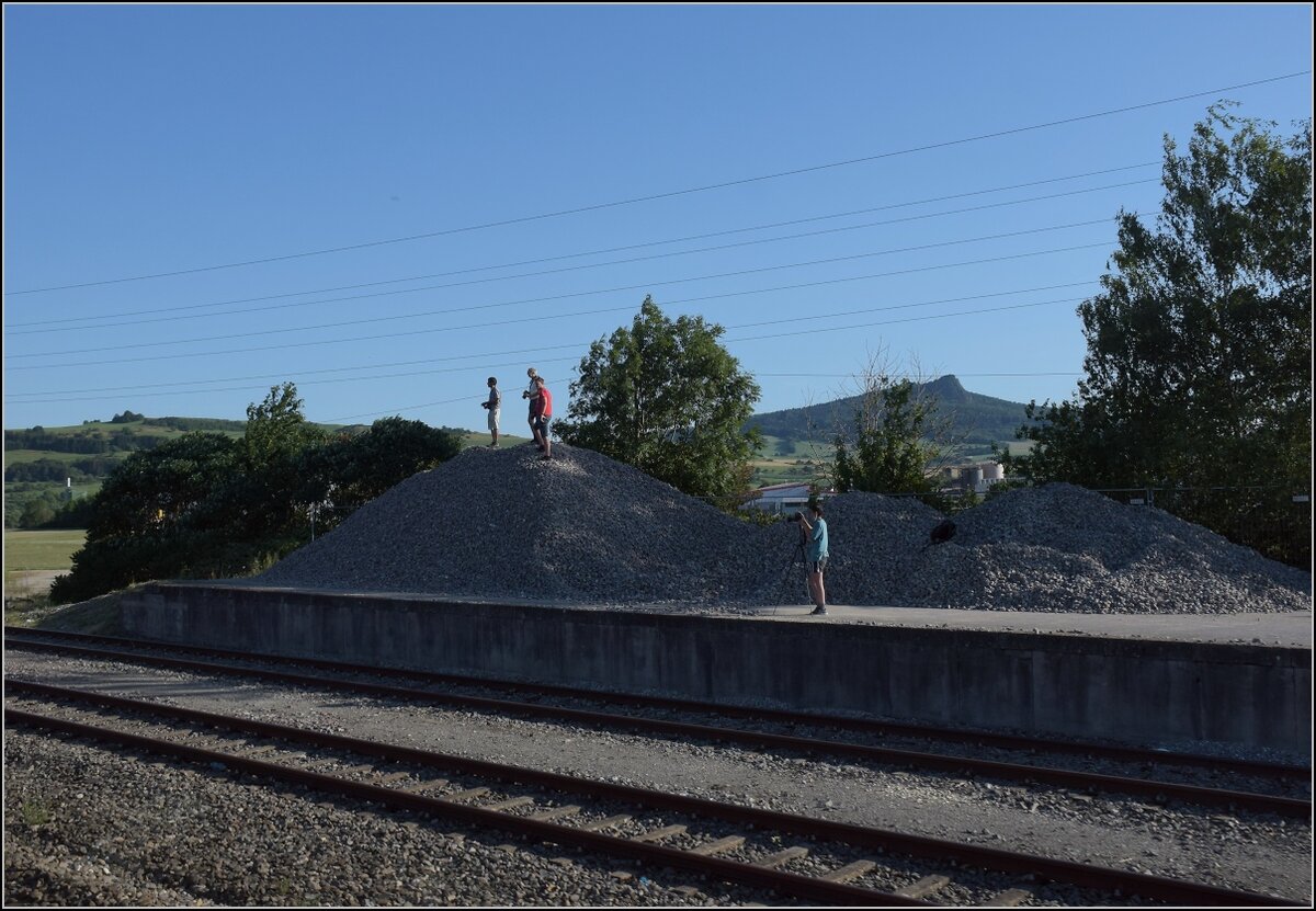 Zum Thema Nahverkehr vor 40 Jahren. Hier gibt es einen  Museumsverkehr  vom Feinsten diesen Sommer. 

Mit 111 185 im Radfahrerzug nach Stuttgart. In Welschingen standen wie selbstverständlich bei historischen Zügen die Fuzzis Spalier, für mich eine seltene Gelegenheit, zurückzuschießen... Juli 2022.