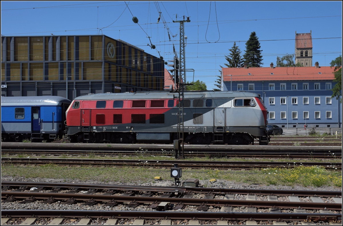 Zum Thema Nahverkehr vor 40 Jahren. Hier gibt es einen  Museumsverkehr  vom Feinsten diesen Sommer.

218 256, ex DB, ex GKB, ex Elba, nun NeSa war wohl den Umbau der 218er in Österreich entgangen und präsentiert sich im Originalzustand. Für Fans historischer Dieselloks und 218-Fans ein echtes Highlight. Dahinter der ebenfalls mittlerweile historische n-Wagenzug mit Schnellzug-Gepäckwagen stehen in Singen zur Rückfahrt nach Ulm bereit. Juli 2022.