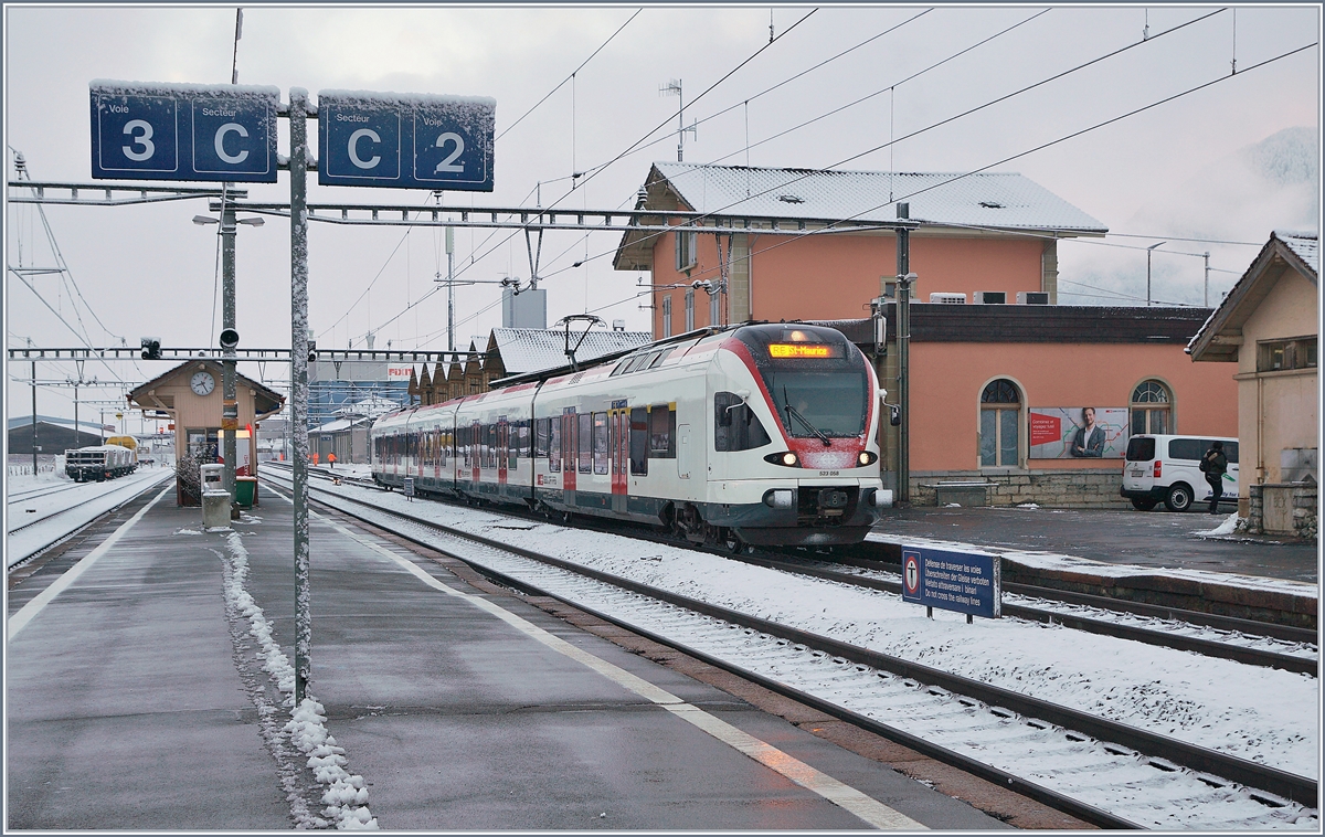 Zur Optimierung der Anschlüsse in Lausanne von Bern her, verkehren einige RE kurz nach dem IR 90 bis St-Maurice.
Im Bild einer der neuerdings dafür eingesetzen Flirts, der RABe 523 058, beim Halt in Bex.

29. Jan. 2019