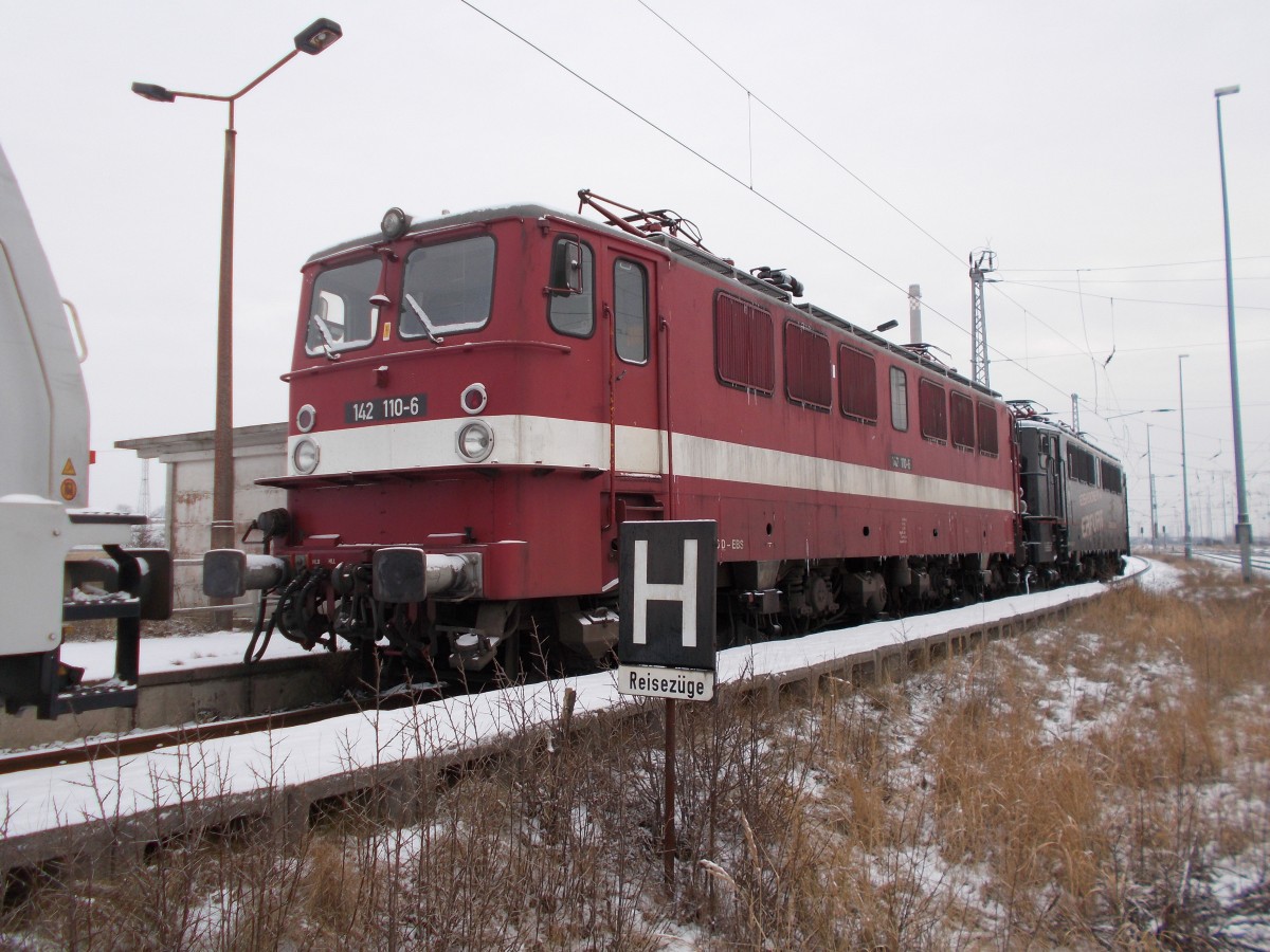 Zusammen mit der 142 145-2 war auch die 142 110-6 von der Erfurter Bahnservice GmbH,am 23.Januar 2016,in Mukran.