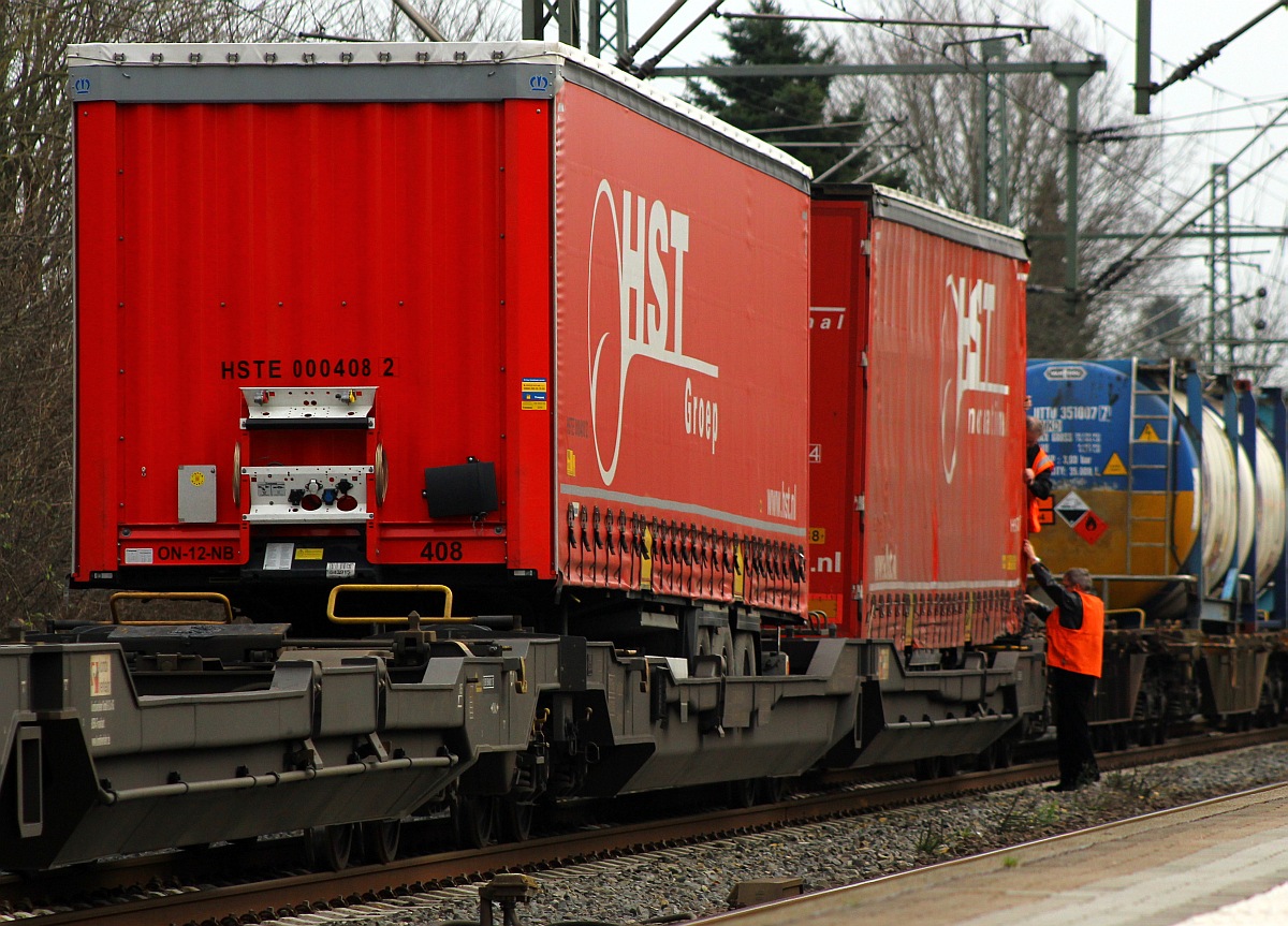 Zwangshalt für eine neue Zugverbindung im Norden...wegen einer defekten Anhänger Plane musste der KLV aus Dänemark nach Köln in Schleswig halten um Reparaturarbeiten durchführen zu können. Schleswig 20.12.2015