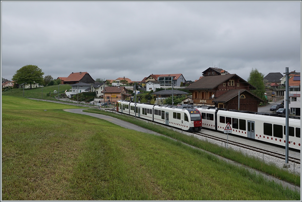 Zwar verkehrend die TPF S50 nun ganztags im Halbstundentakt, doch nur stündlich kreuzen die Züge in Vaulruz Sud, die zweite Kreuzung findet im nicht weit entfernten La Verrerie statt. 

12. Mai 2020