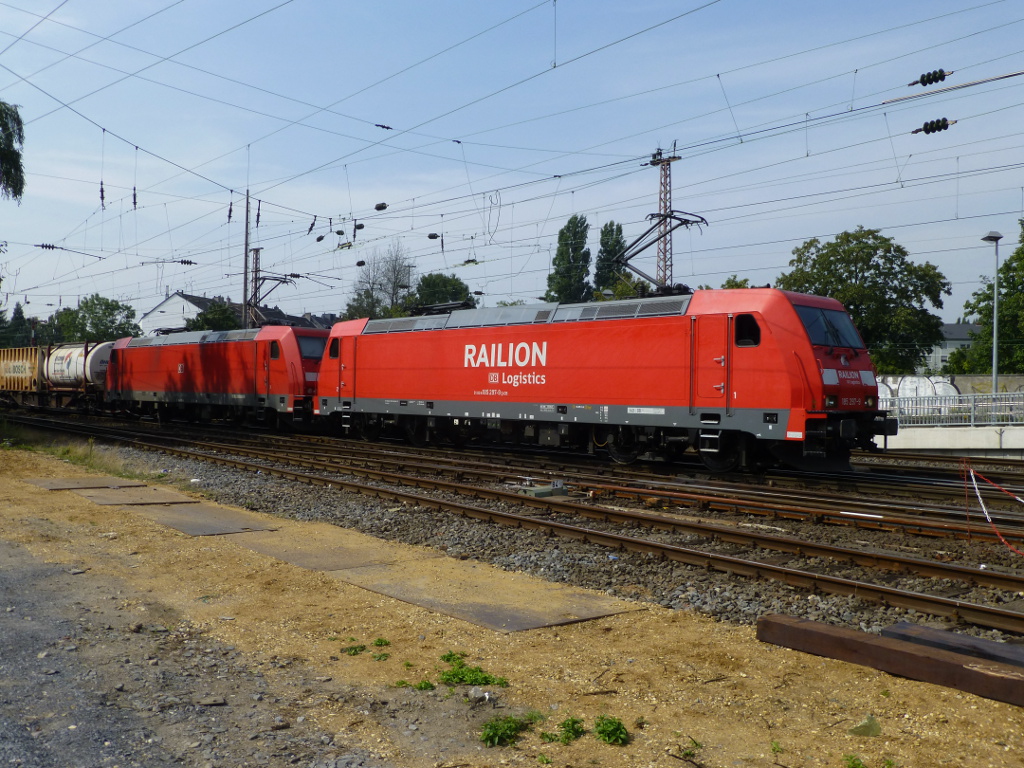 Zwei 185er (185 297 und 185 358) am 29.8.13 in D�sseldorf-Rath